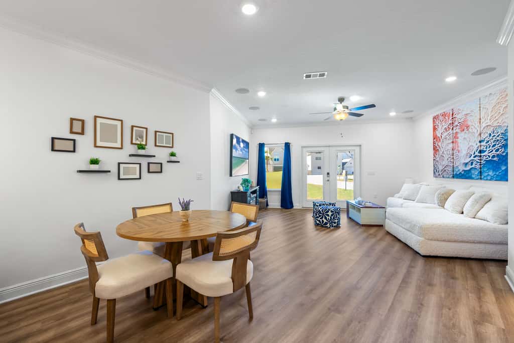 Townhome with Shared Pool, Wifi & Full Kitchen
