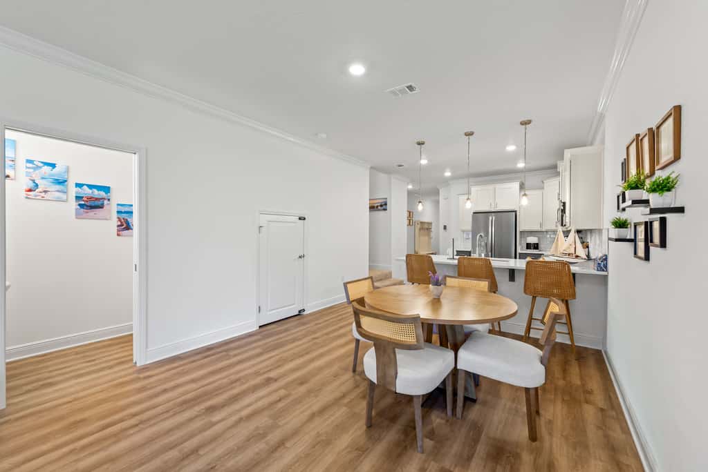 Townhome with Shared Pool, Wifi & Full Kitchen