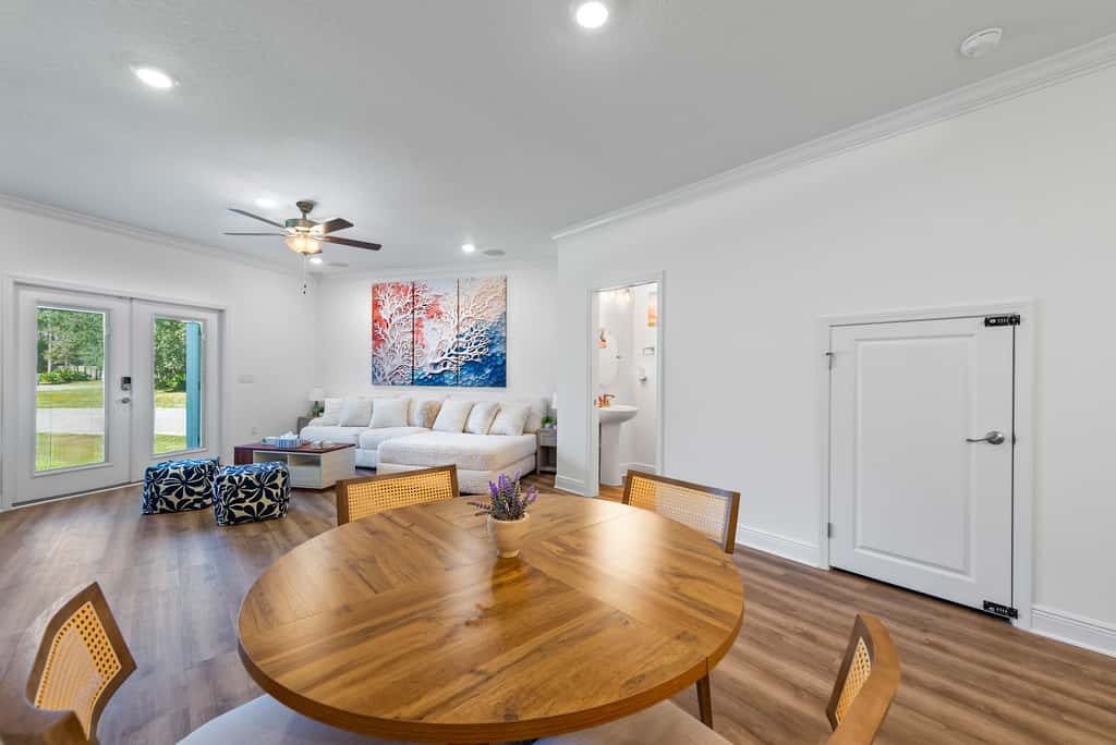 Townhome with Shared Pool, Wifi & Full Kitchen
