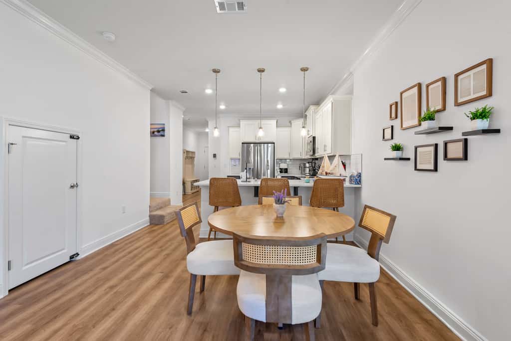 Townhome with Shared Pool, Wifi & Full Kitchen