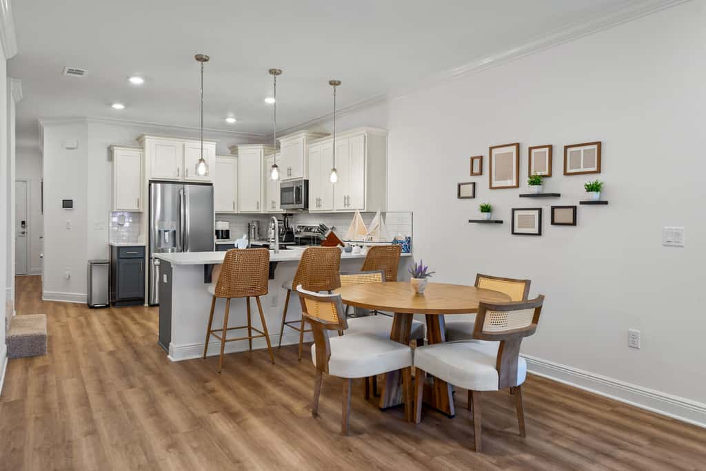 Townhome with Shared Pool, Wifi & Full Kitchen