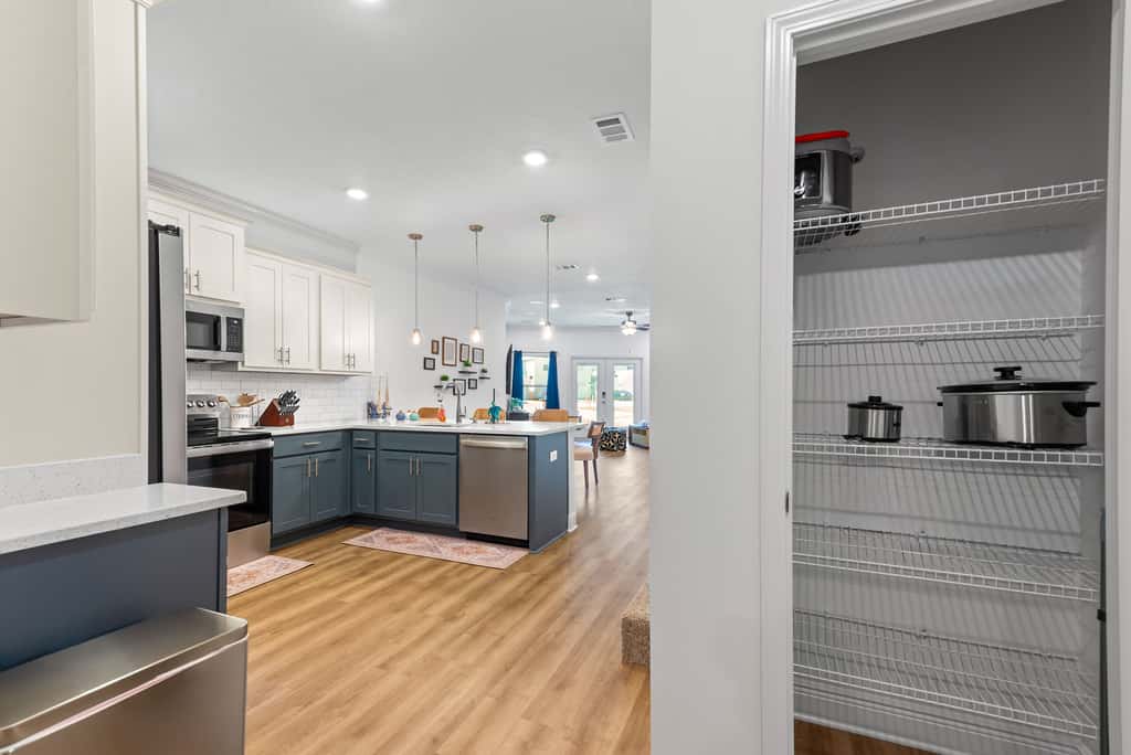 Townhome with Shared Pool, Wifi & Full Kitchen