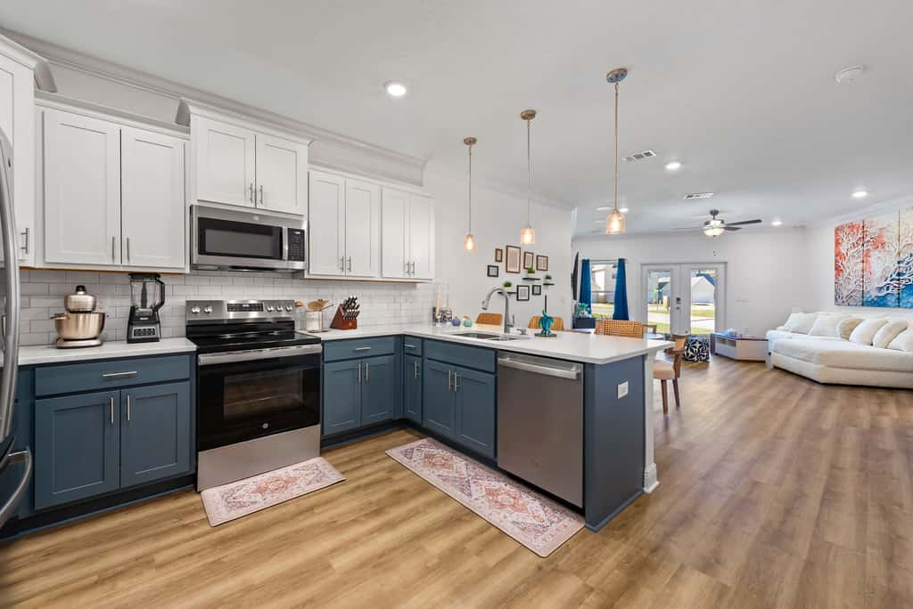 Townhome with Shared Pool, Wifi & Full Kitchen