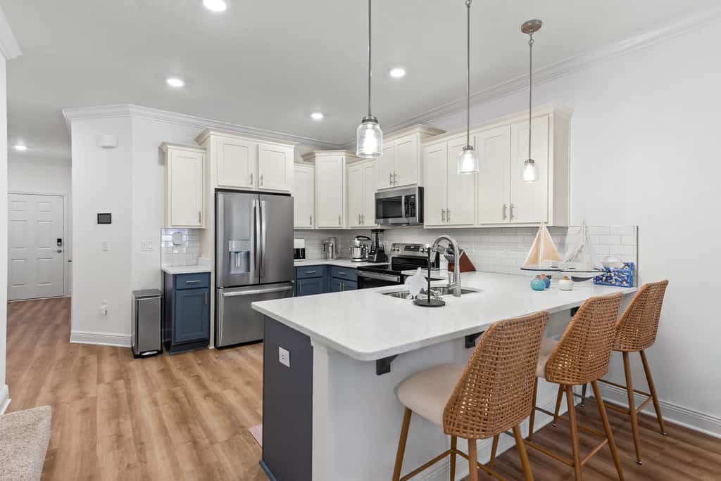 Townhome with Shared Pool, Wifi & Full Kitchen