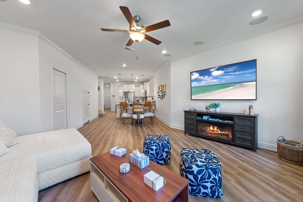 Townhome with Shared Pool, Wifi & Full Kitchen