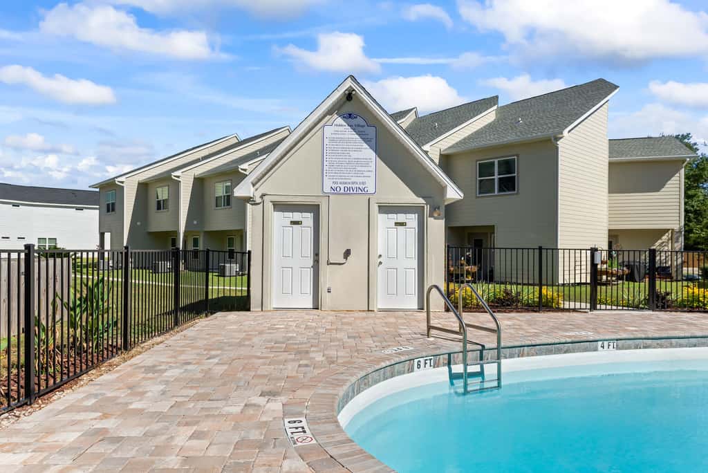 Townhome with Shared Pool, Wifi & Full Kitchen