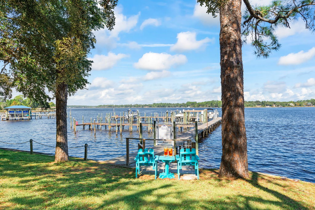Townhome with Shared Pool, Wifi & Full Kitchen