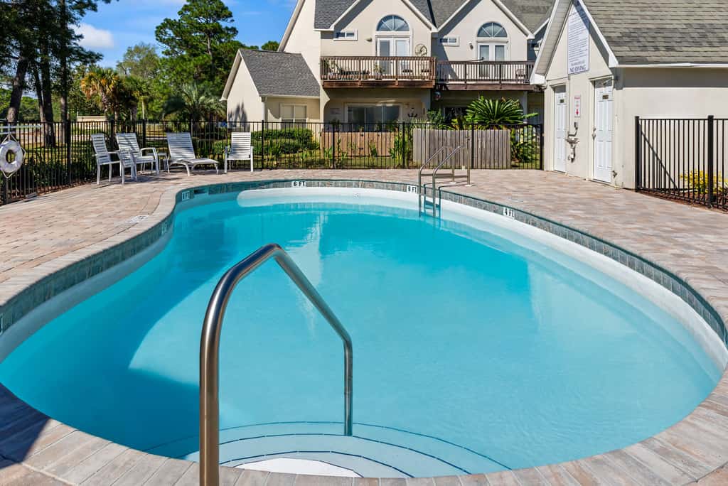 Townhome with Shared Pool, Wifi & Full Kitchen