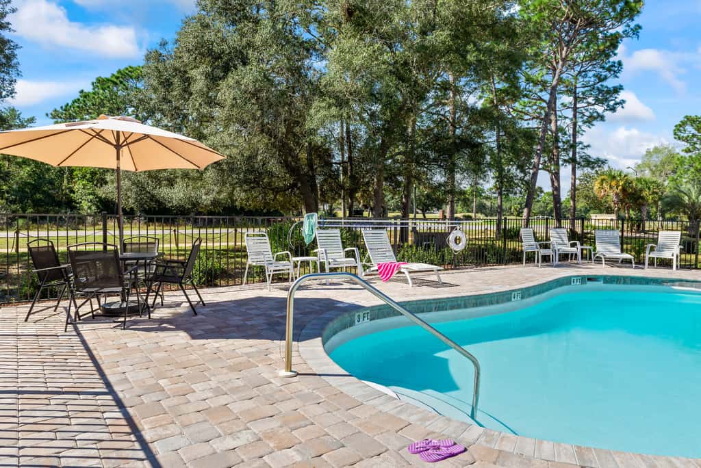 Townhome with Shared Pool, Wifi & Full Kitchen