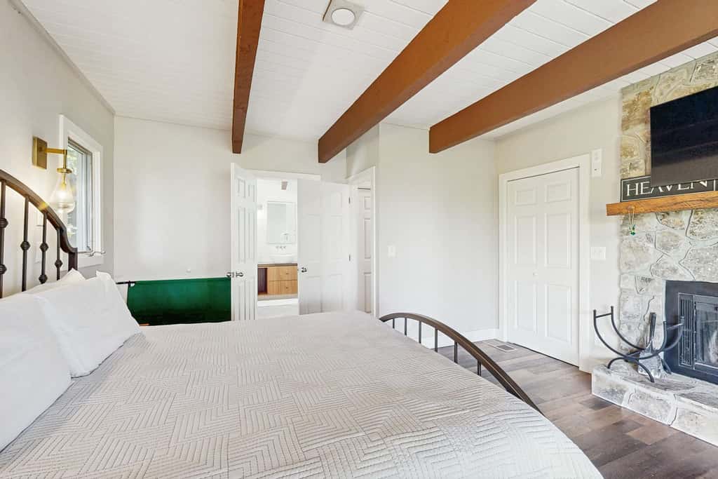 Glass Contemporary House, Panoramic Views, 4 Fireplaces, Game Room, Gym, Dog-Friendly