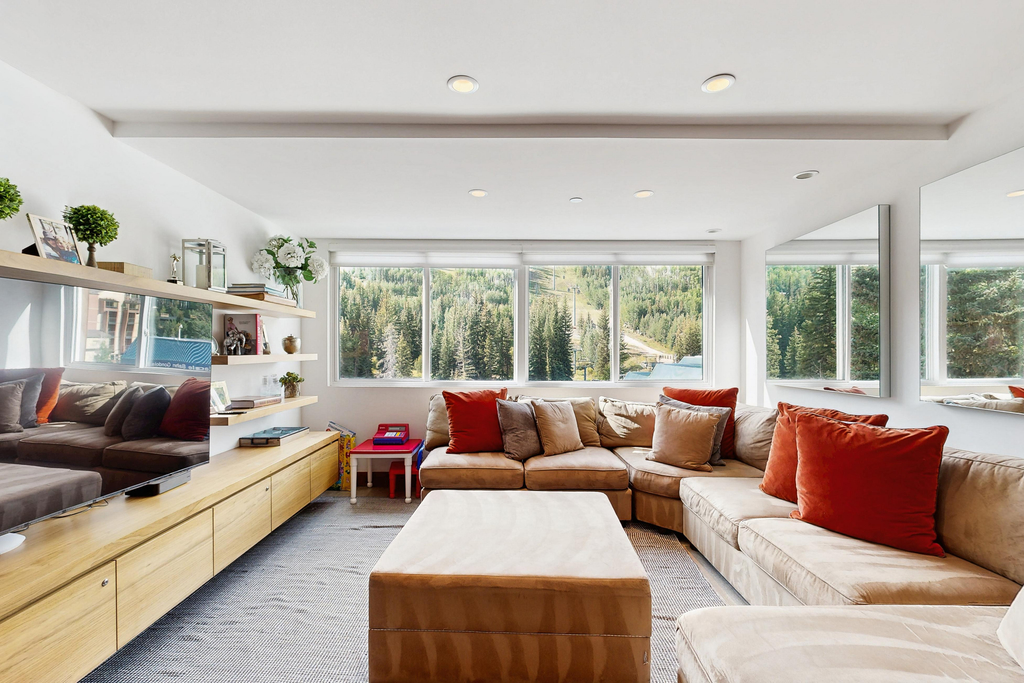 Lionshead Center Luxury