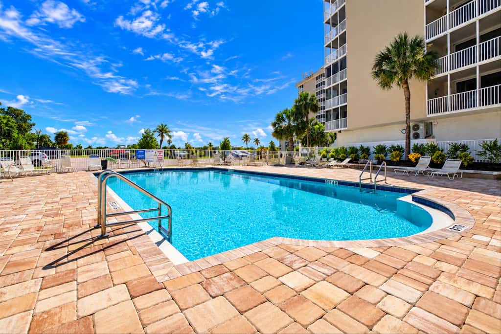 Bonita Springs Studio, Pool & Balcony