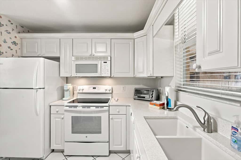 Bonita Springs Studio, Pool & Balcony