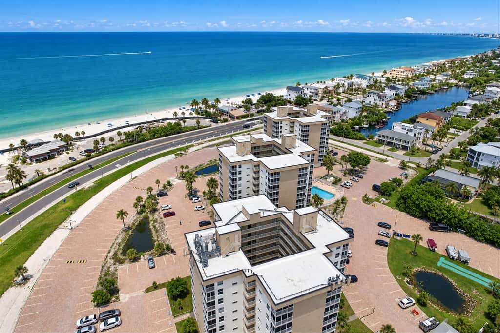 Bonita Springs Studio, Pool & Balcony