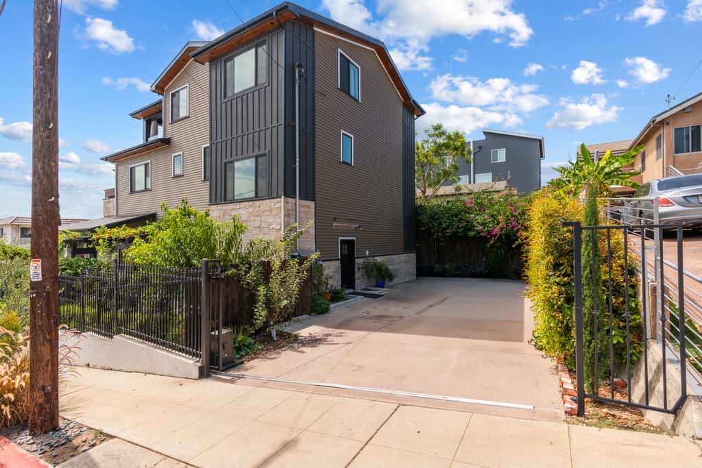 4BR downtown San Diego retreat with patio, fire pit, WiFi & parking