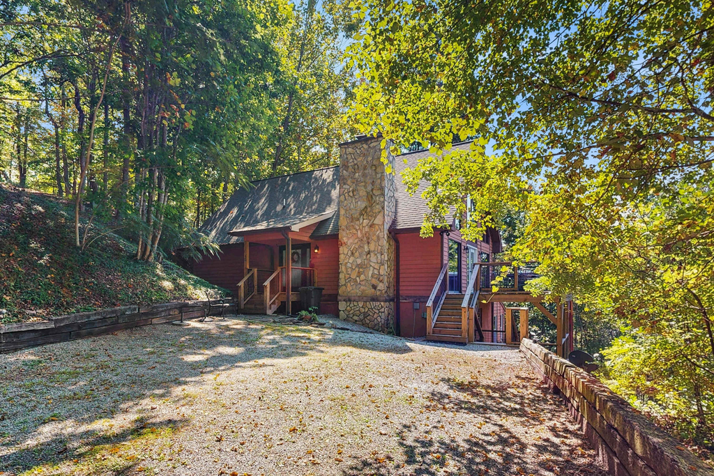 Mountain House, Mountain Views, Hot Tub, Game Room, Pool Table, Pinball, Decks & BBQ