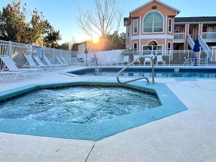 3BR Condo Near Disney w/ pool, gym & balcony
