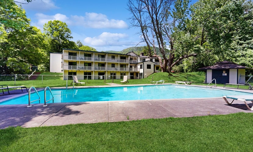 Four Season Condo: seasonal pool, ski, bike, hike & golf