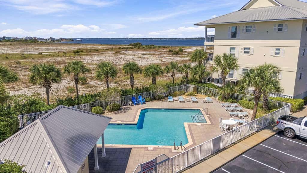 Condo Near the Beach with Pool, Wifi, Washer & Dryer