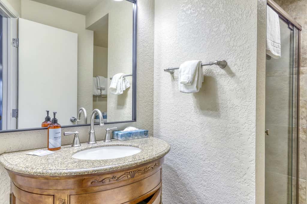 Lake days, mountain adventures & resort amenities right outside your door 