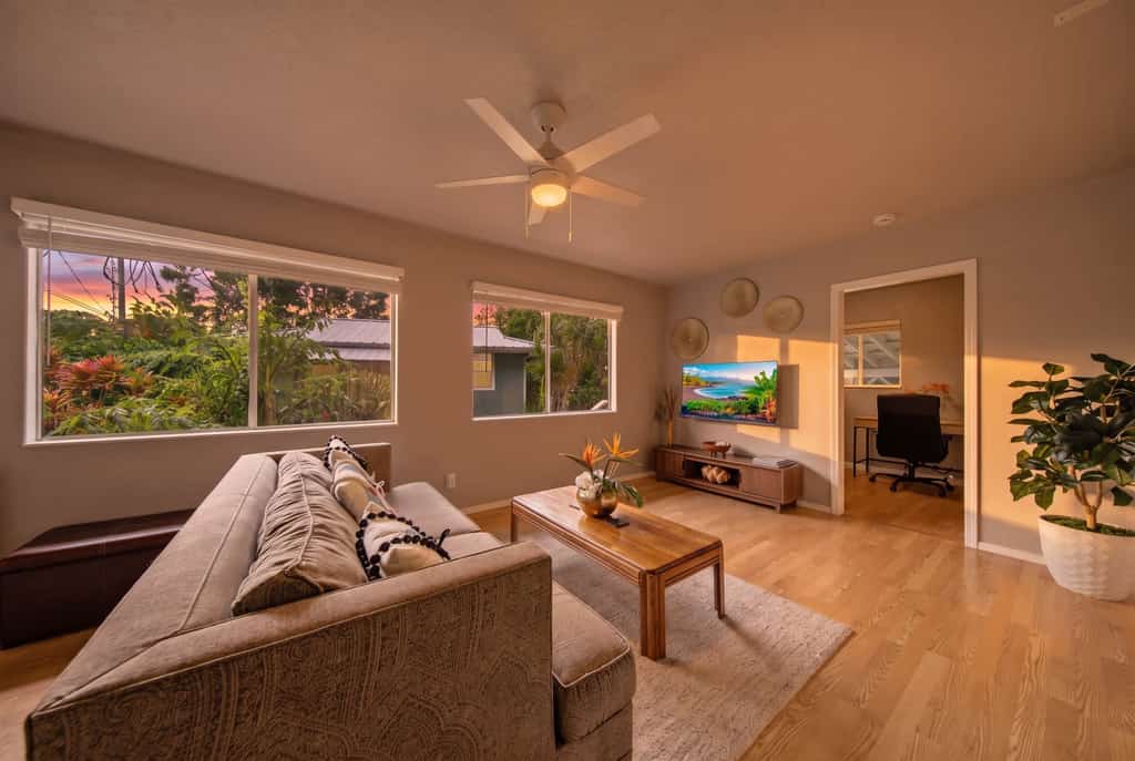 Open and bright one-bedroom home featuring a lush tropical yard, close to beaches & shopping!