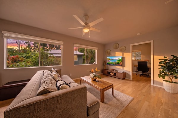 Open and bright one-bedroom home featuring a lush tropical yard, close to beaches & shopping!