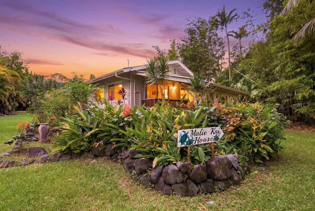 Open and bright one-bedroom home featuring a lush tropical yard, close to beaches & shopping!