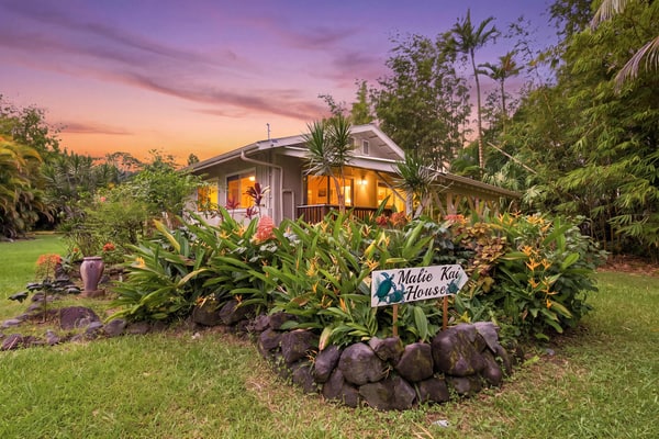 Open and bright one-bedroom home featuring a lush tropical yard, close to beaches & shopping!