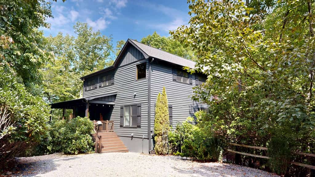 Luxury Mountain Memories — 4BR Cabin Retreat with Private Hot Tub, Free Wifi and outdoor relaxation