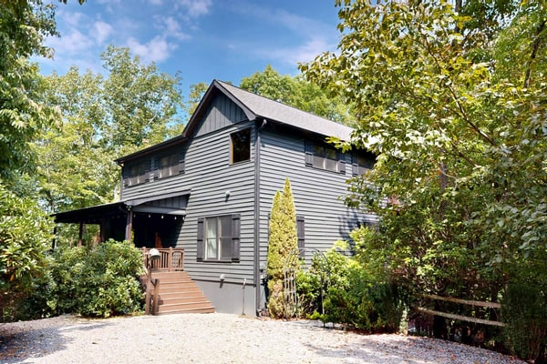 Luxury Mountain Memories — 4BR Cabin Retreat with Private Hot Tub, Free Wifi and outdoor relaxation