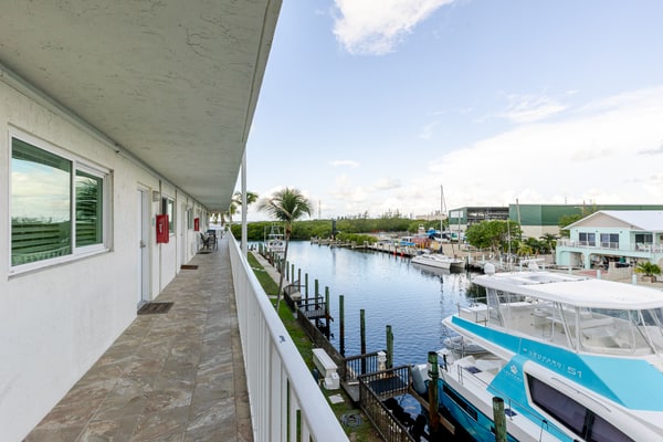 Canalfront 1BR condo with balcony, full kitchen, Wi-Fi, parking.