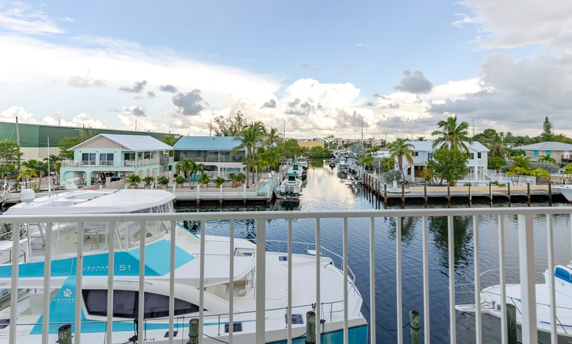 Canalfront 1BR condo with balcony, full kitchen, Wi-Fi, parking.
