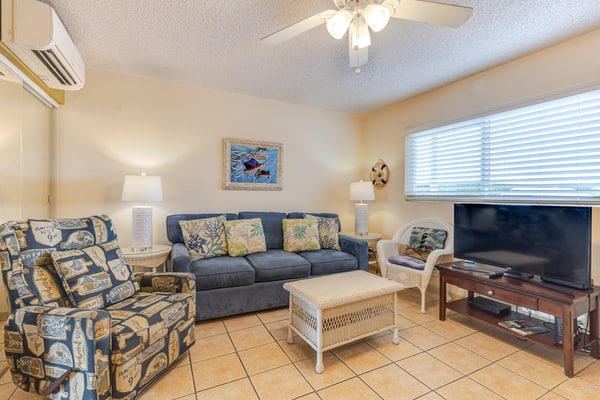 Canalfront 1BR condo with balcony, full kitchen, Wi-Fi, parking.