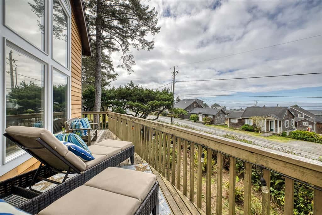 Updated Cannon Beach retreat featuring floor-to-ceiling windows, outdoor deck, pet-friendly, minutes from the beach, Haystack Rock, and Ecola State Park