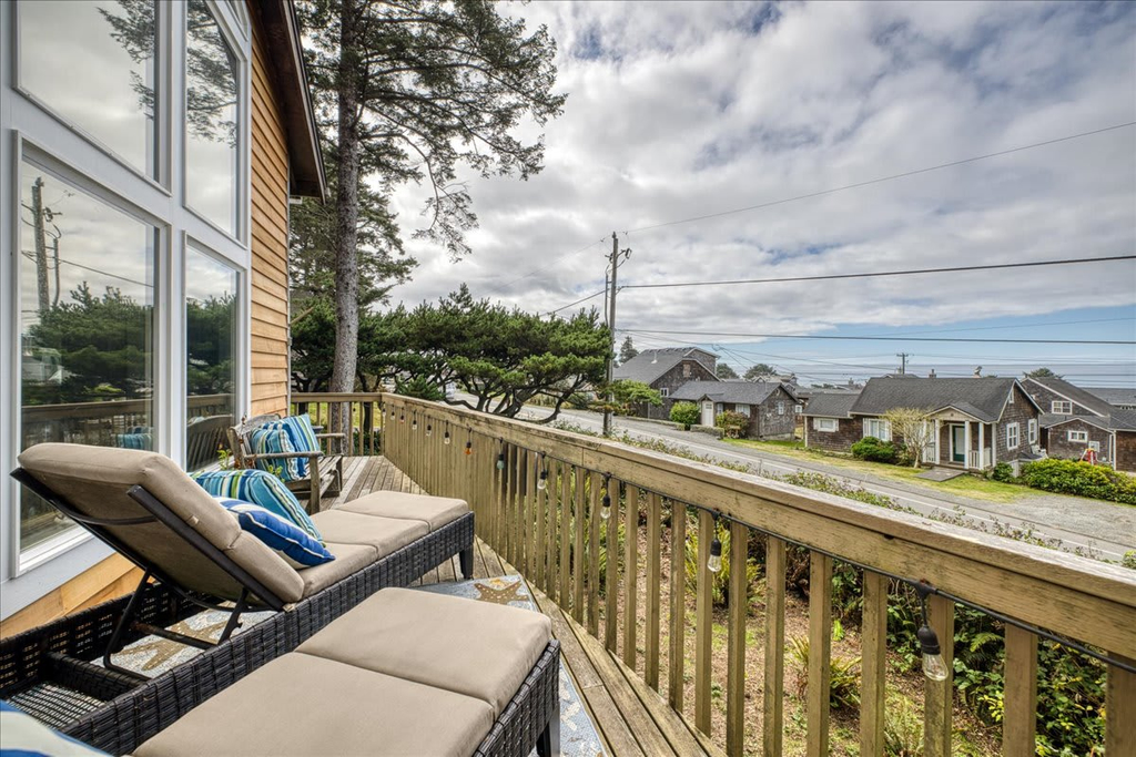 Updated Cannon Beach retreat featuring floor-to-ceiling windows, outdoor deck, pet-friendly, minutes from the beach, Haystack Rock, and Ecola State Park