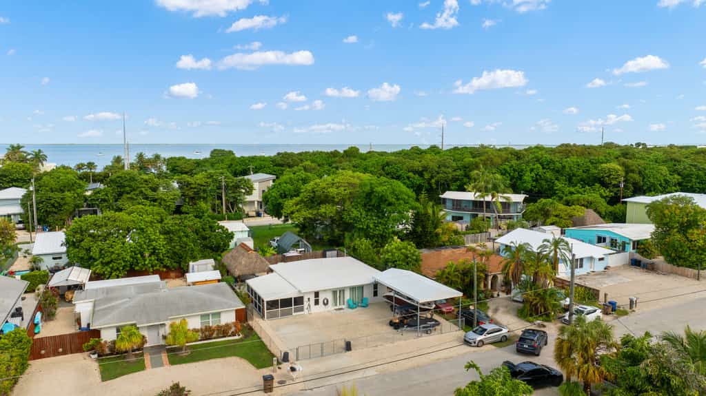 Relaxation Time: Fenced yard, Screened Porch, Close to the Beach