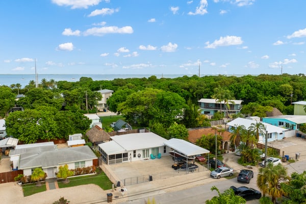 Relaxation Time: Fenced yard, Screened Porch, Close to the Beach