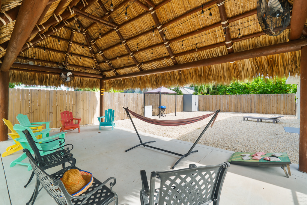 Relaxation Time: Fenced yard, Screened Porch, Close to the Beach