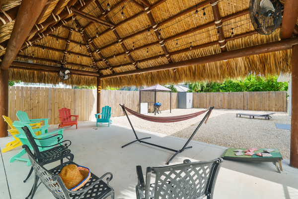 Relaxation Time: Fenced yard, Screened Porch, Close to the Beach