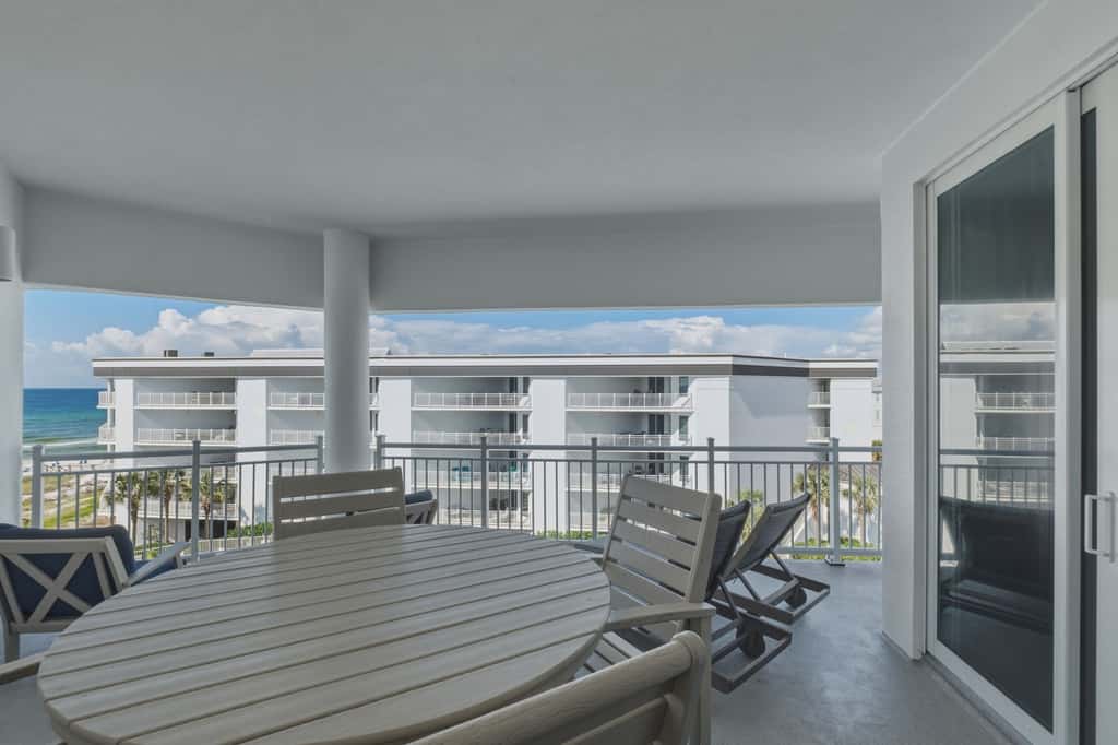 Gulf View Ocean Front Condo, Balconies, 2 Pools, Hot tub, Sauna, Gym, Full Kitchen, Washer and Dryer