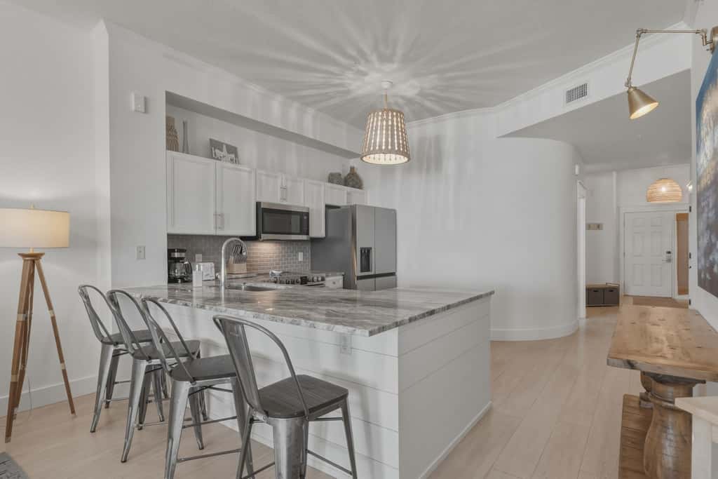 Gulf View Ocean Front Condo, Balconies, 2 Pools, Hot tub, Sauna, Gym, Full Kitchen, Washer and Dryer