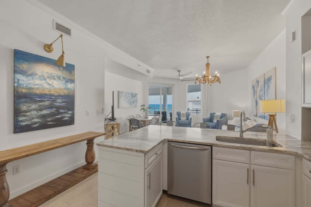 Gulf View Ocean Front Condo, Balconies, 2 Pools, Hot tub, Sauna, Gym, Full Kitchen, Washer and Dryer