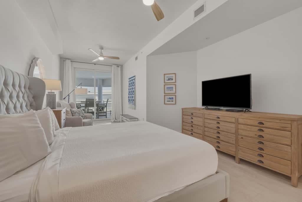 Gulf View Ocean Front Condo, Balconies, 2 Pools, Hot tub, Sauna, Gym, Full Kitchen, Washer and Dryer