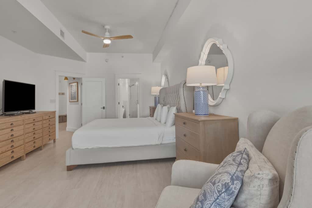 Gulf View Ocean Front Condo, Balconies, 2 Pools, Hot tub, Sauna, Gym, Full Kitchen, Washer and Dryer
