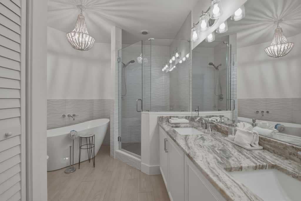 Gulf View Ocean Front Condo, Balconies, 2 Pools, Hot tub, Sauna, Gym, Full Kitchen, Washer and Dryer