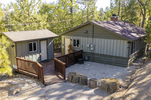 Cozy 2BR cabin with mountain views, fireplace, kitchen, and WiFi.