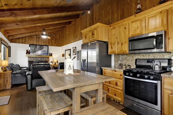 Cozy 2BR cabin with mountain views, fireplace, kitchen, and WiFi.