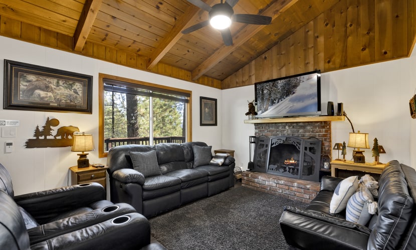 Cozy 2BR cabin with mountain views, fireplace, kitchen, and WiFi.