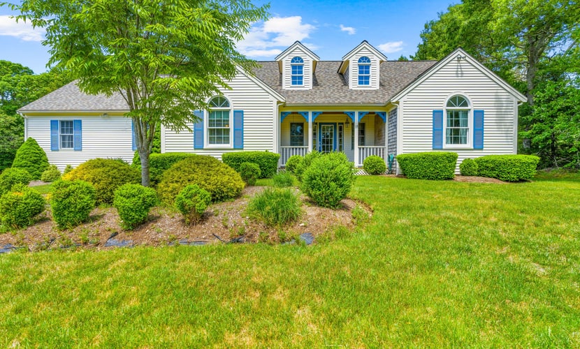Enjoy a relaxed Cape Cod stay in Sandwich, with three bedrooms, a private backyard, fire pit, outdoor play area, and a fully equipped kitchen. Spend your days exploring nearby beaches, the Sandwich Boardwalk, local restaurants, and Mashpee Commons, then return home to unwind, grill, or gather around the fire.