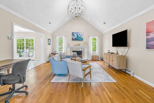 Enjoy a relaxed Cape Cod stay in Sandwich, with three bedrooms, a private backyard, fire pit, outdoor play area, and a fully equipped kitchen. Spend your days exploring nearby beaches, the Sandwich Boardwalk, local restaurants, and Mashpee Commons, then return home to unwind, grill, or gather around the fire.